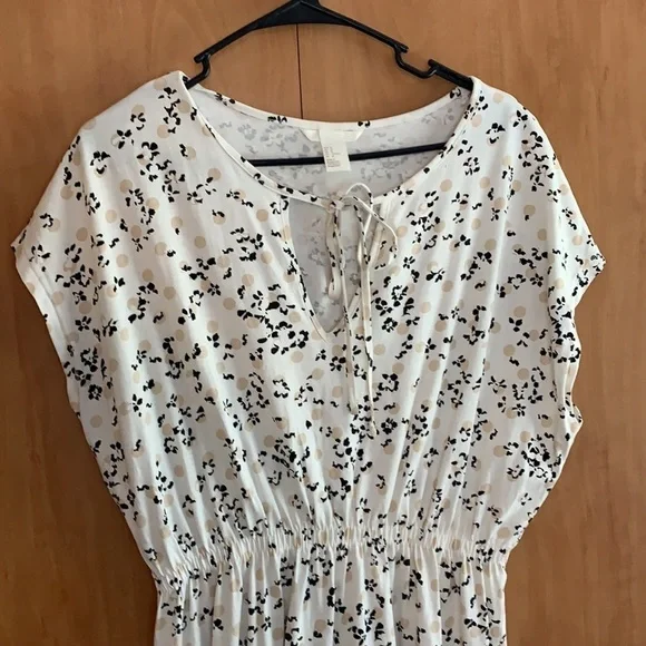 H&M dress. White with tan dots and black flowers. 100% cotton size Medium. - Picture 2 of 8